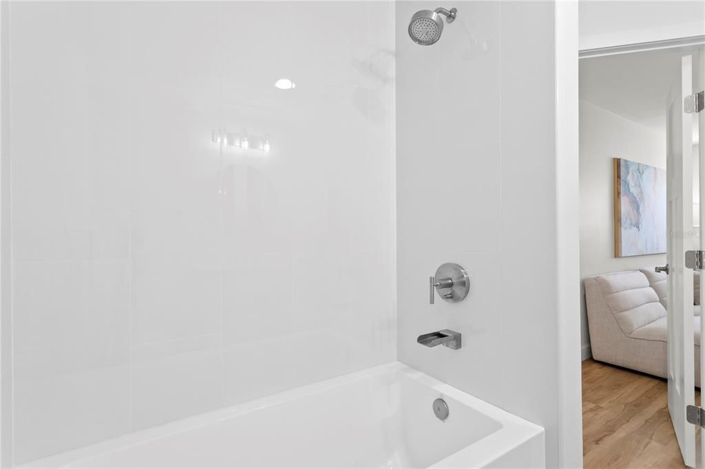 合同活跃: $1,080,000 (5 贝兹, 3 浴室, 3282 平方英尺)