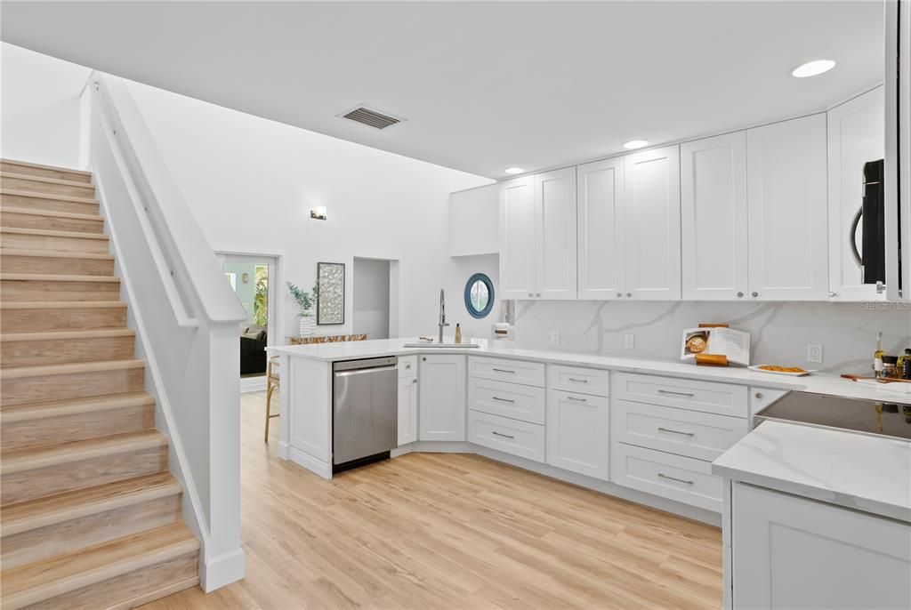 合同活跃: $1,080,000 (5 贝兹, 3 浴室, 3282 平方英尺)