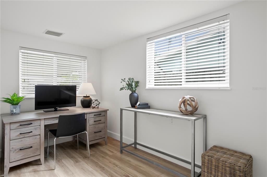 合同活跃: $1,080,000 (5 贝兹, 3 浴室, 3282 平方英尺)