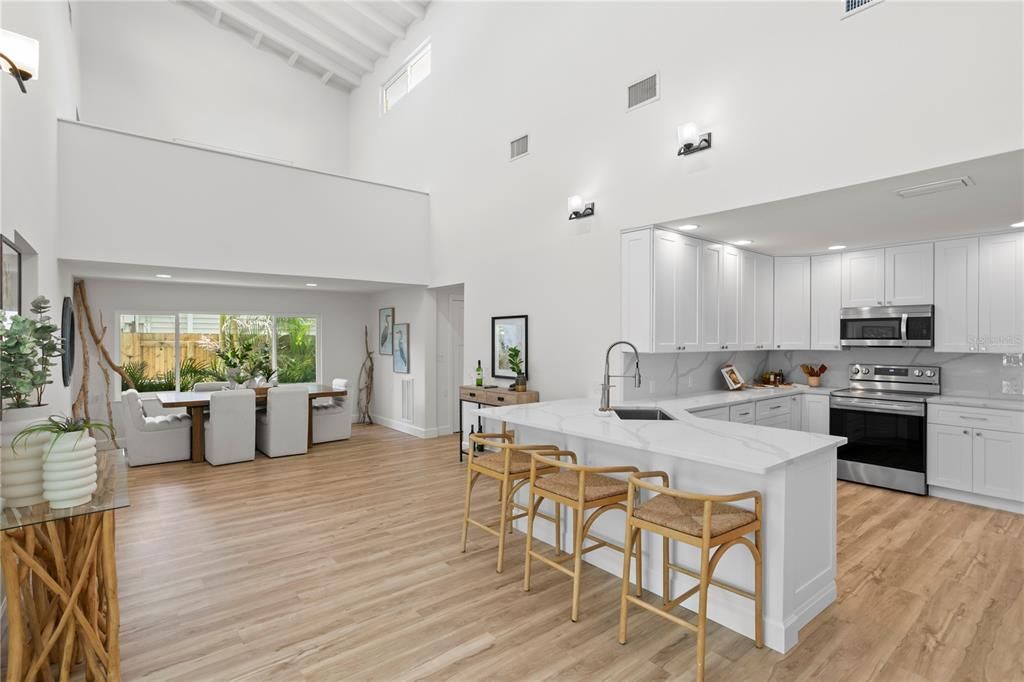 合同活跃: $1,080,000 (5 贝兹, 3 浴室, 3282 平方英尺)