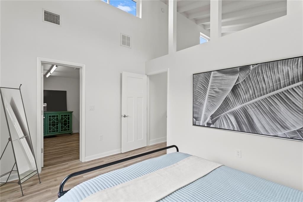 合同活跃: $1,080,000 (5 贝兹, 3 浴室, 3282 平方英尺)