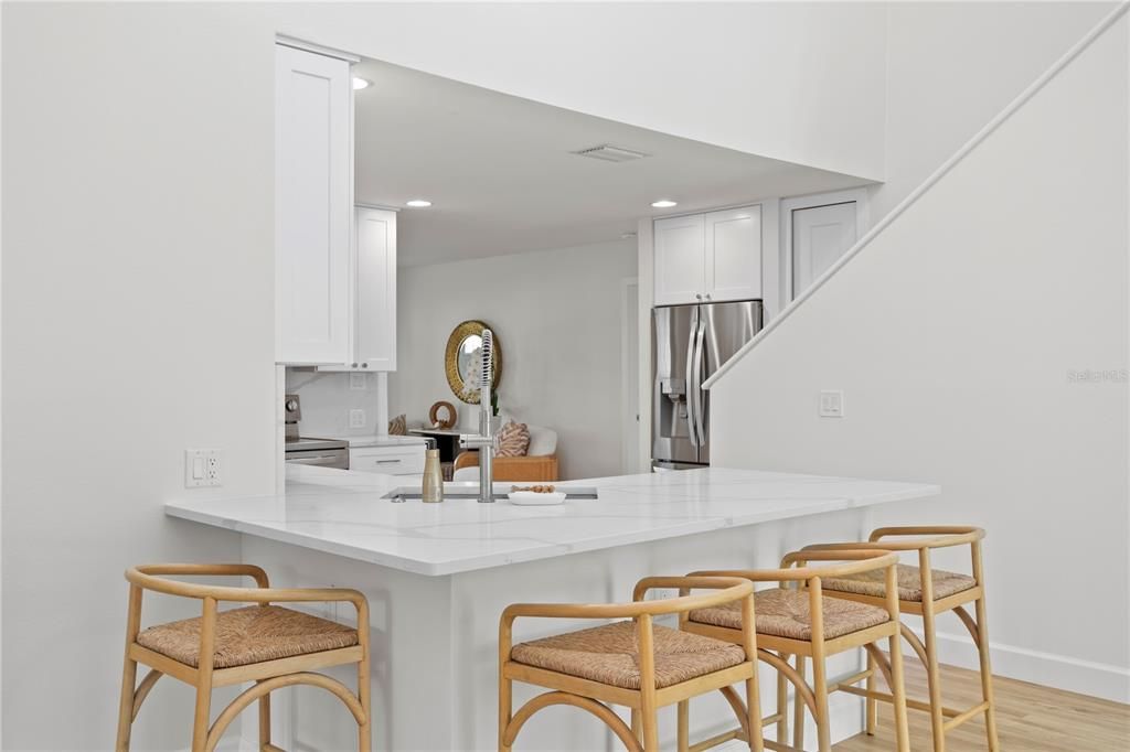 合同活跃: $1,080,000 (5 贝兹, 3 浴室, 3282 平方英尺)