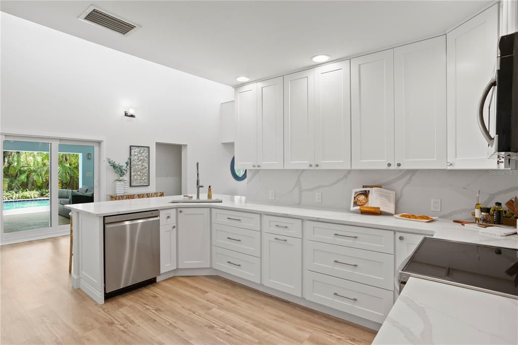 合同活跃: $1,080,000 (5 贝兹, 3 浴室, 3282 平方英尺)