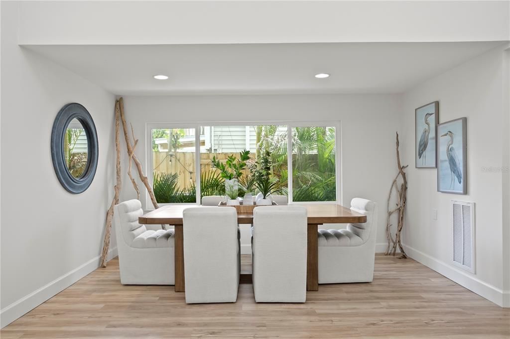 合同活跃: $1,080,000 (5 贝兹, 3 浴室, 3282 平方英尺)