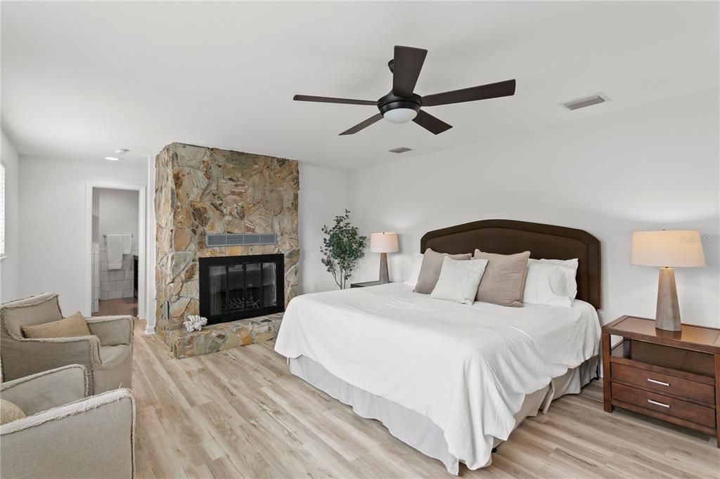 合同活跃: $1,080,000 (5 贝兹, 3 浴室, 3282 平方英尺)