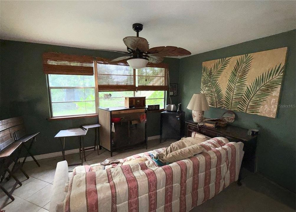 Active With Contract: $189,900 (2 beds, 1 baths, 976 Square Feet)