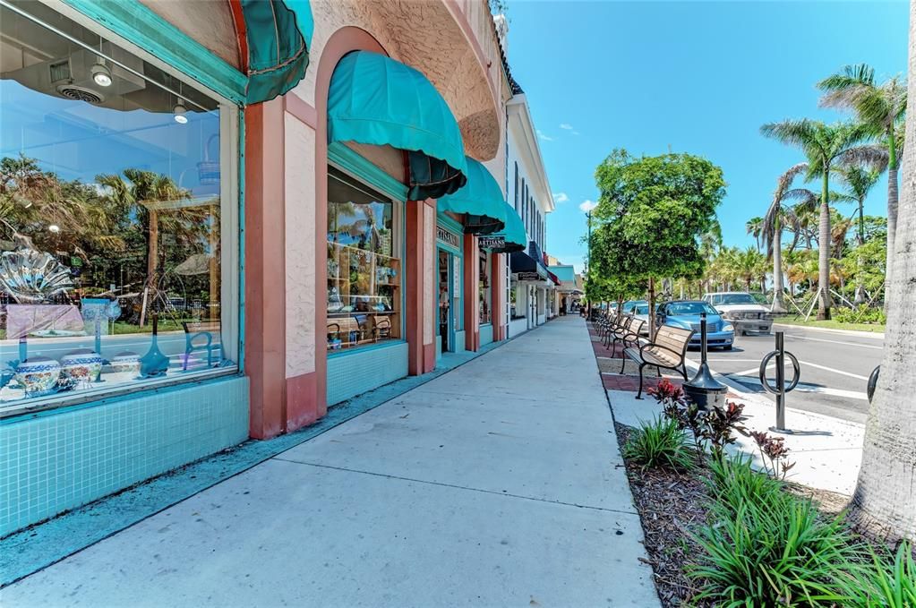 Active With Contract: $189,900 (2 beds, 1 baths, 976 Square Feet)