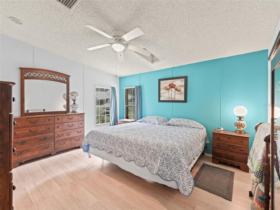 For Sale: $215,000 (3 beds, 2 baths, 1456 Square Feet)