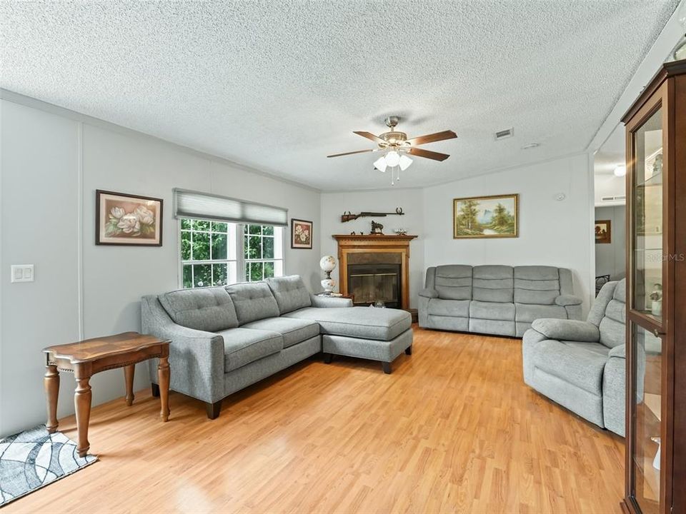 For Sale: $215,000 (3 beds, 2 baths, 1456 Square Feet)