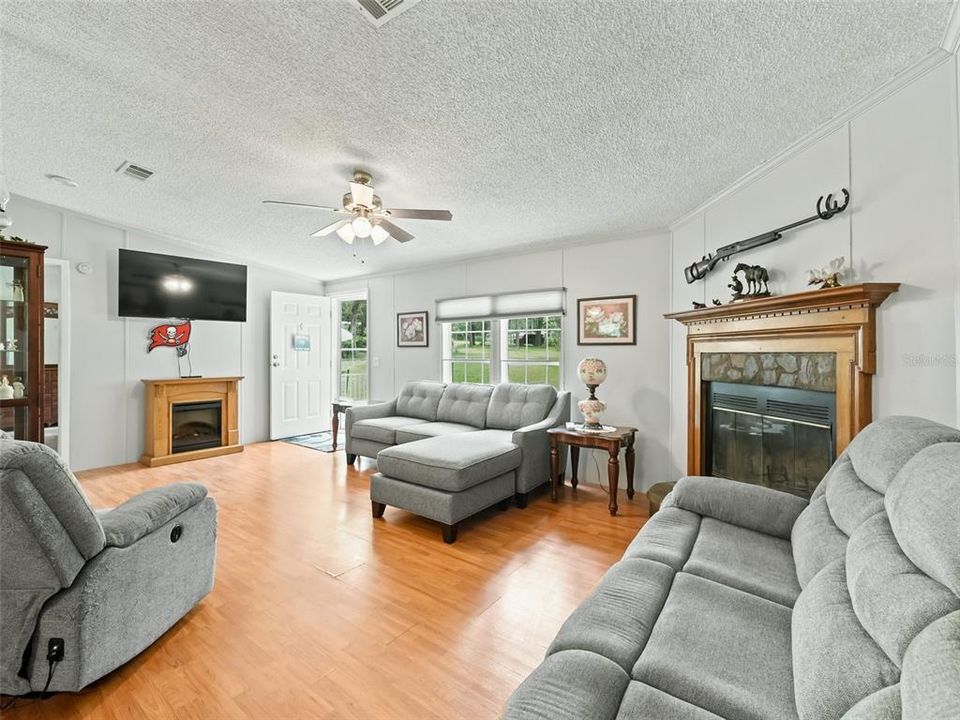 For Sale: $215,000 (3 beds, 2 baths, 1456 Square Feet)