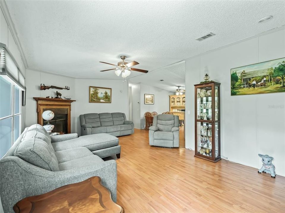 For Sale: $215,000 (3 beds, 2 baths, 1456 Square Feet)