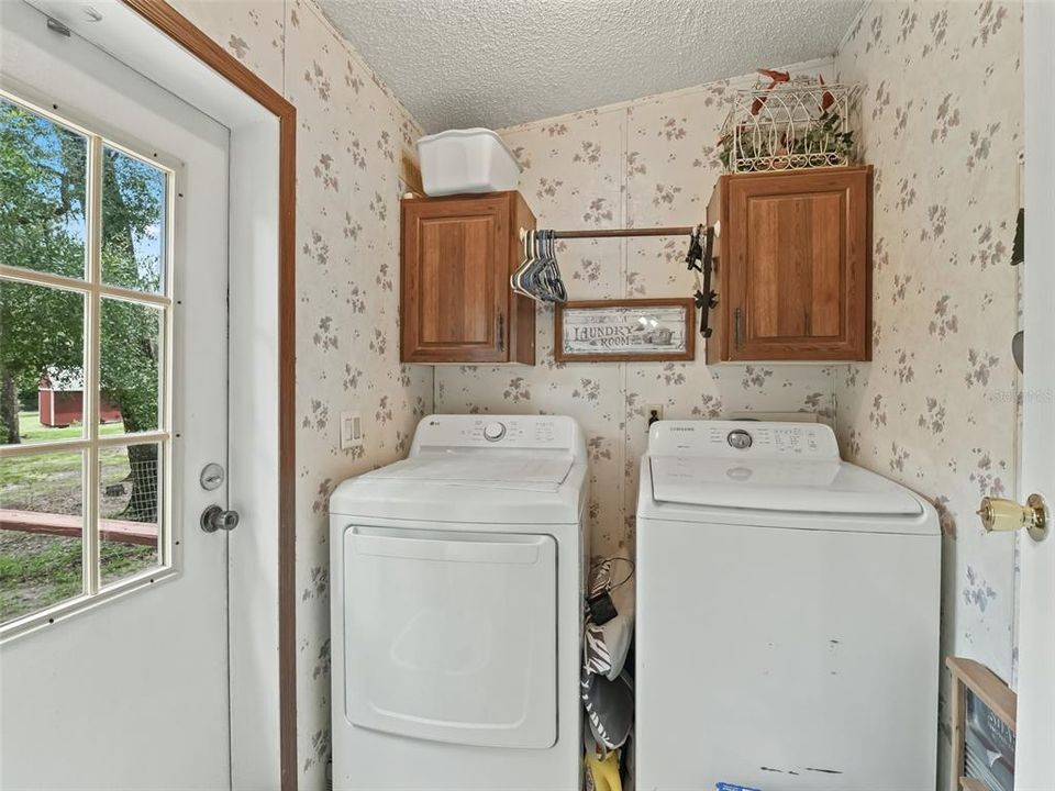 For Sale: $215,000 (3 beds, 2 baths, 1456 Square Feet)