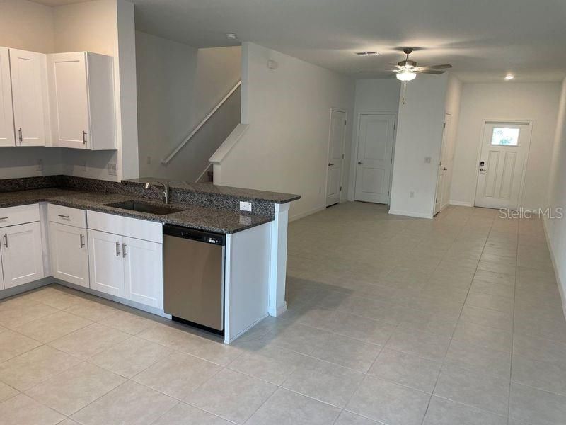 合同活跃: $1,950 (3 贝兹, 2 浴室, 1634 平方英尺)