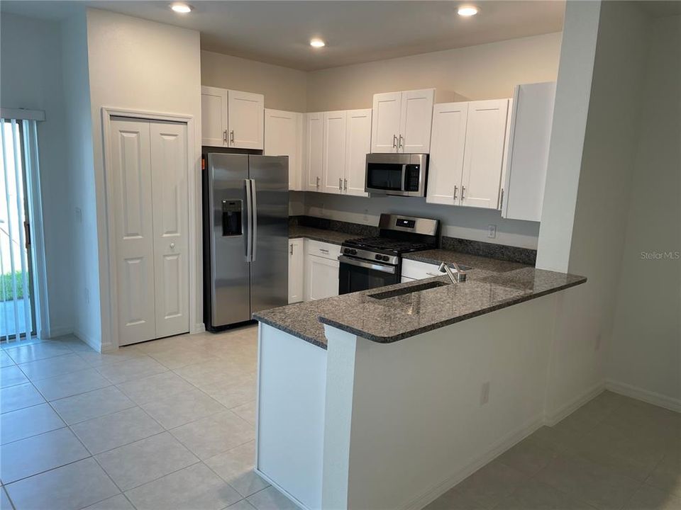 合同活跃: $1,950 (3 贝兹, 2 浴室, 1634 平方英尺)