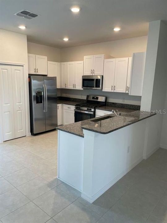 合同活跃: $1,950 (3 贝兹, 2 浴室, 1634 平方英尺)