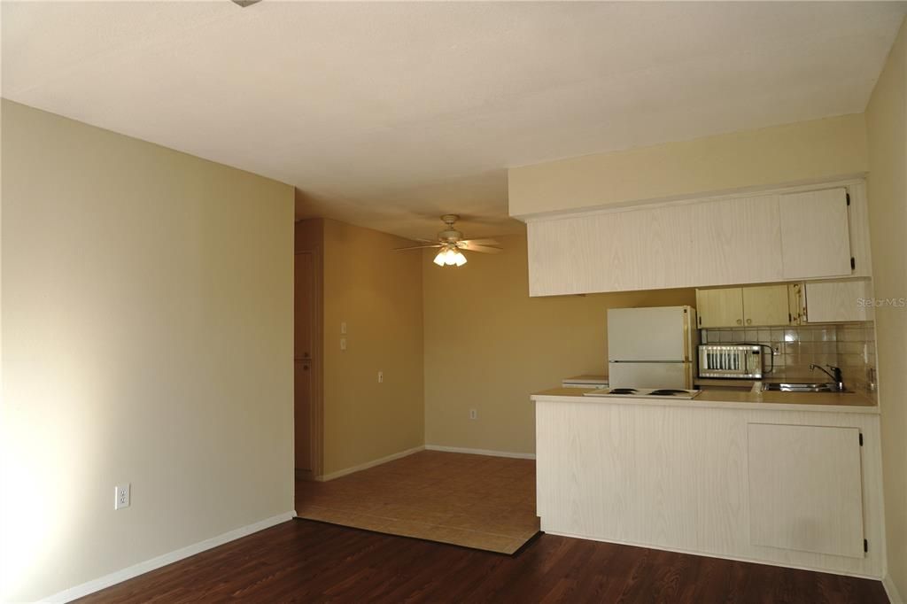 For Sale: $124,900 (2 beds, 1 baths, 768 Square Feet)