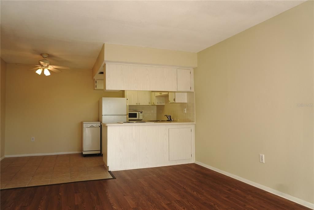 For Sale: $124,900 (2 beds, 1 baths, 768 Square Feet)