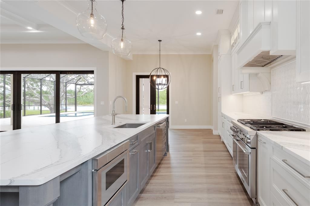 For Sale: $3,890,000 (6 beds, 6 baths, 6672 Square Feet)