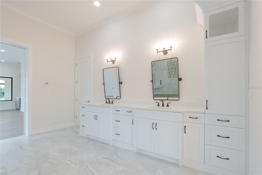 For Sale: $3,890,000 (6 beds, 6 baths, 6672 Square Feet)