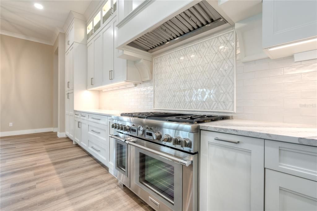 For Sale: $3,890,000 (6 beds, 6 baths, 6672 Square Feet)