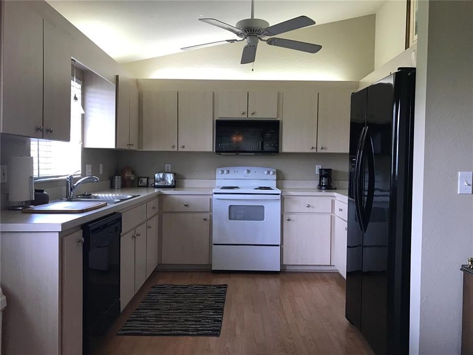 For Sale: $185,000 (2 beds, 1 baths, 943 Square Feet)