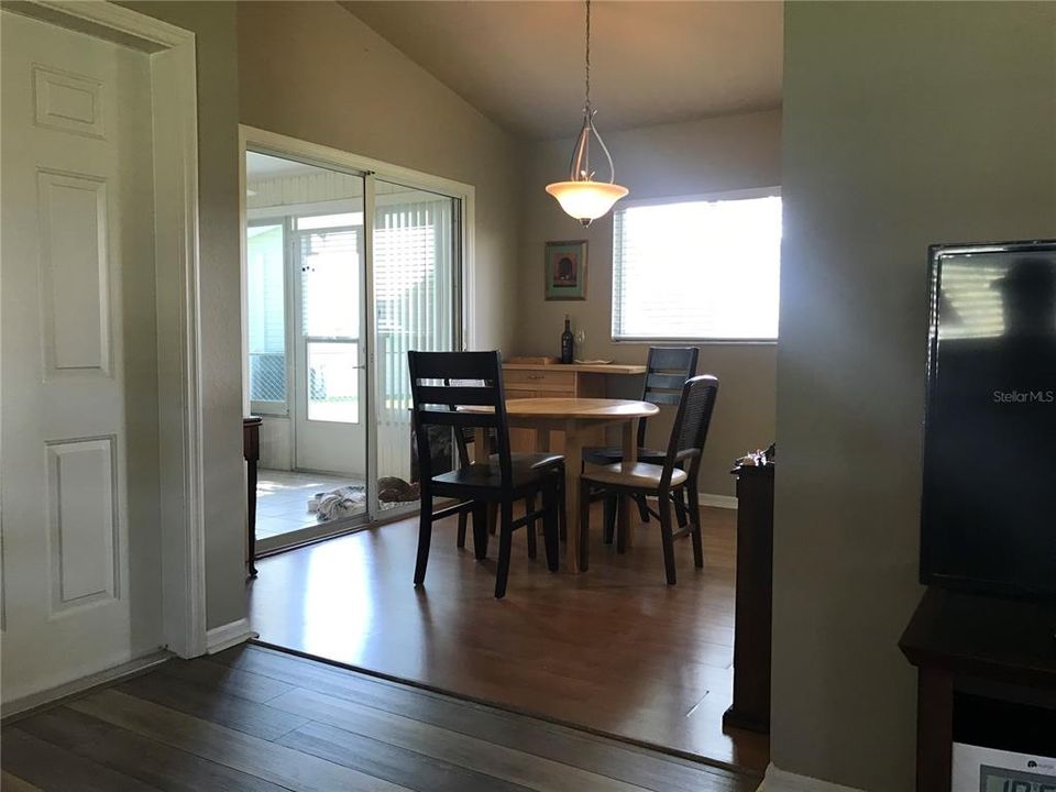 For Sale: $185,000 (2 beds, 1 baths, 943 Square Feet)