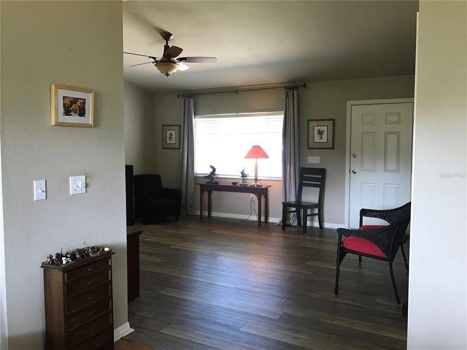 For Sale: $185,000 (2 beds, 1 baths, 943 Square Feet)