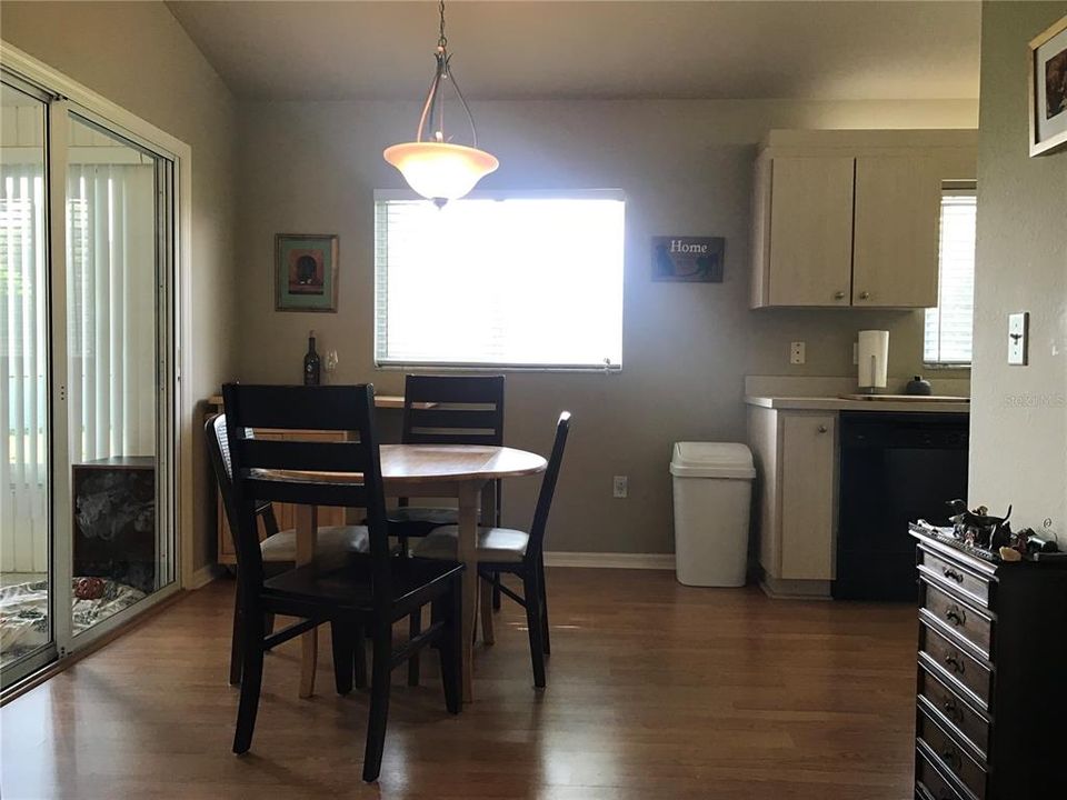 For Sale: $185,000 (2 beds, 1 baths, 943 Square Feet)