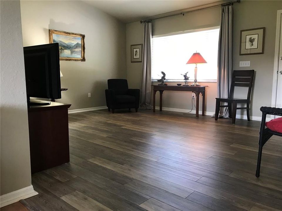 For Sale: $185,000 (2 beds, 1 baths, 943 Square Feet)