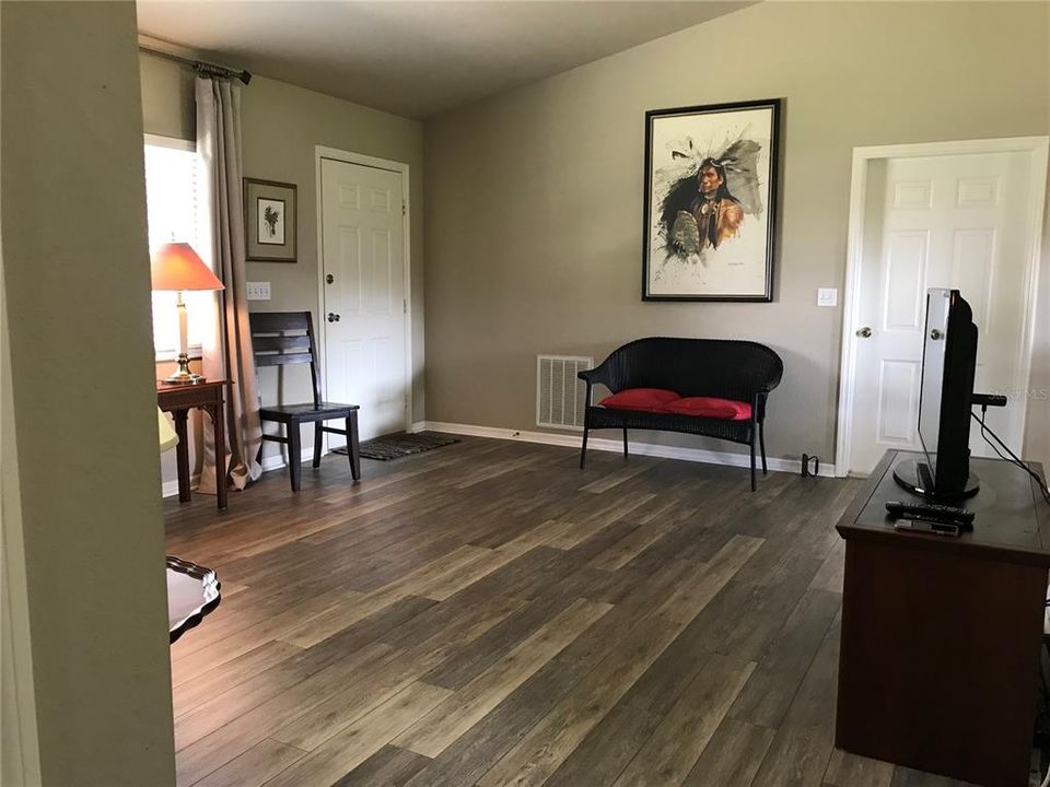 For Sale: $185,000 (2 beds, 1 baths, 943 Square Feet)
