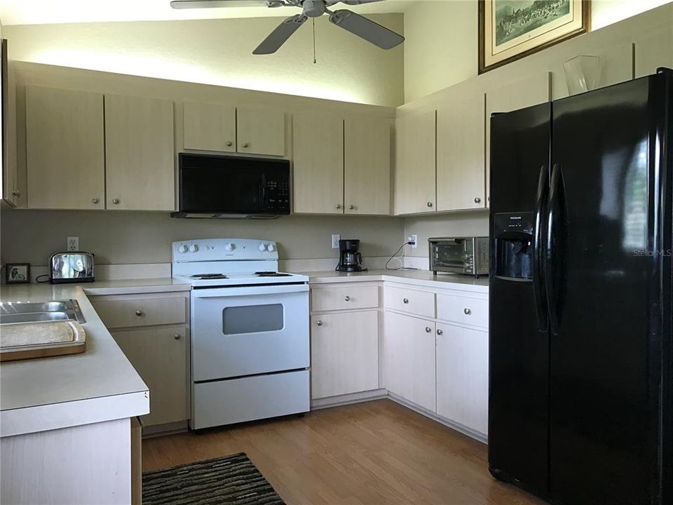 For Sale: $185,000 (2 beds, 1 baths, 943 Square Feet)