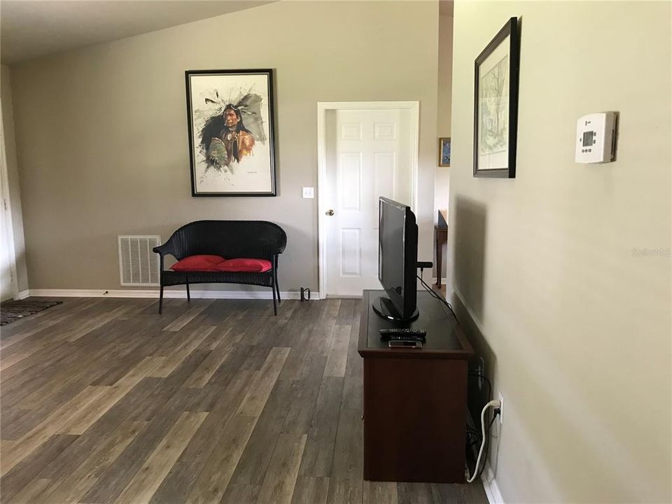 For Sale: $185,000 (2 beds, 1 baths, 943 Square Feet)
