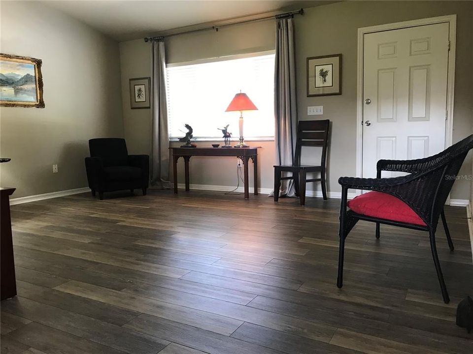 For Sale: $185,000 (2 beds, 1 baths, 943 Square Feet)