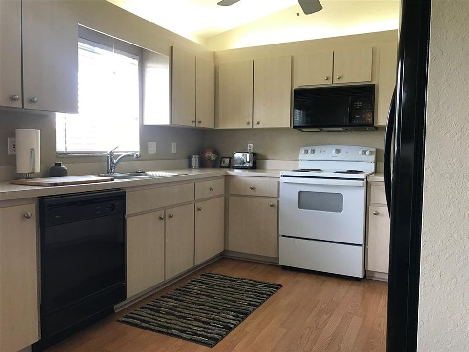 For Sale: $185,000 (2 beds, 1 baths, 943 Square Feet)