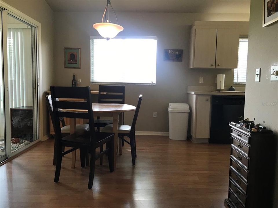 For Sale: $185,000 (2 beds, 1 baths, 943 Square Feet)