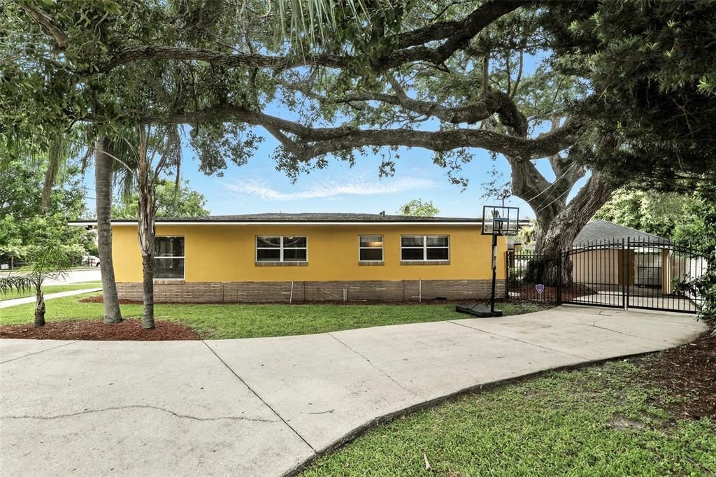 En Venta: $1,150,000 (4 camas, 3 baños, 2758 Pies cuadrados)