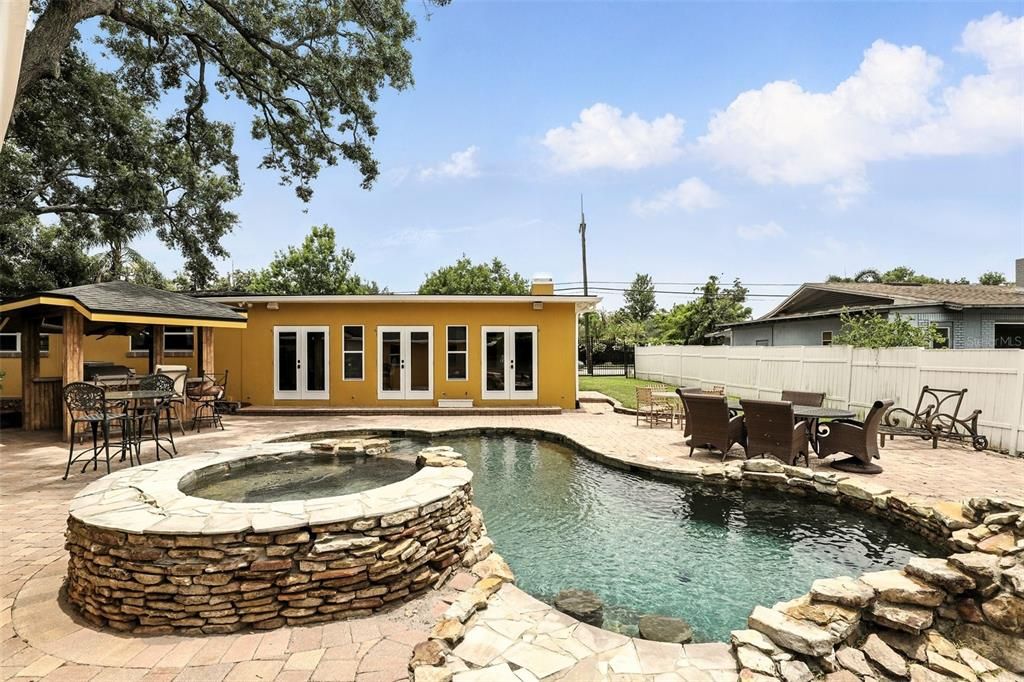 En Venta: $1,150,000 (4 camas, 3 baños, 2758 Pies cuadrados)