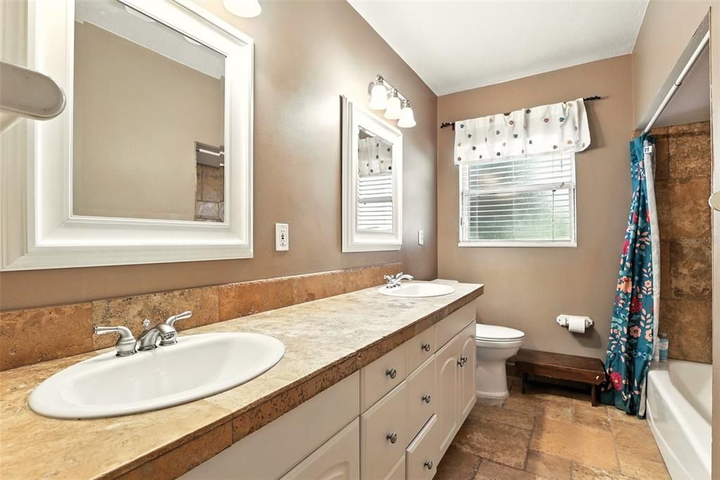 En Venta: $1,150,000 (4 camas, 3 baños, 2758 Pies cuadrados)