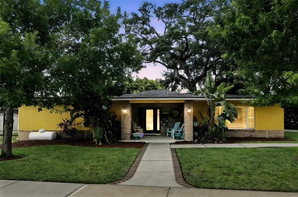 En Venta: $1,150,000 (4 camas, 3 baños, 2758 Pies cuadrados)