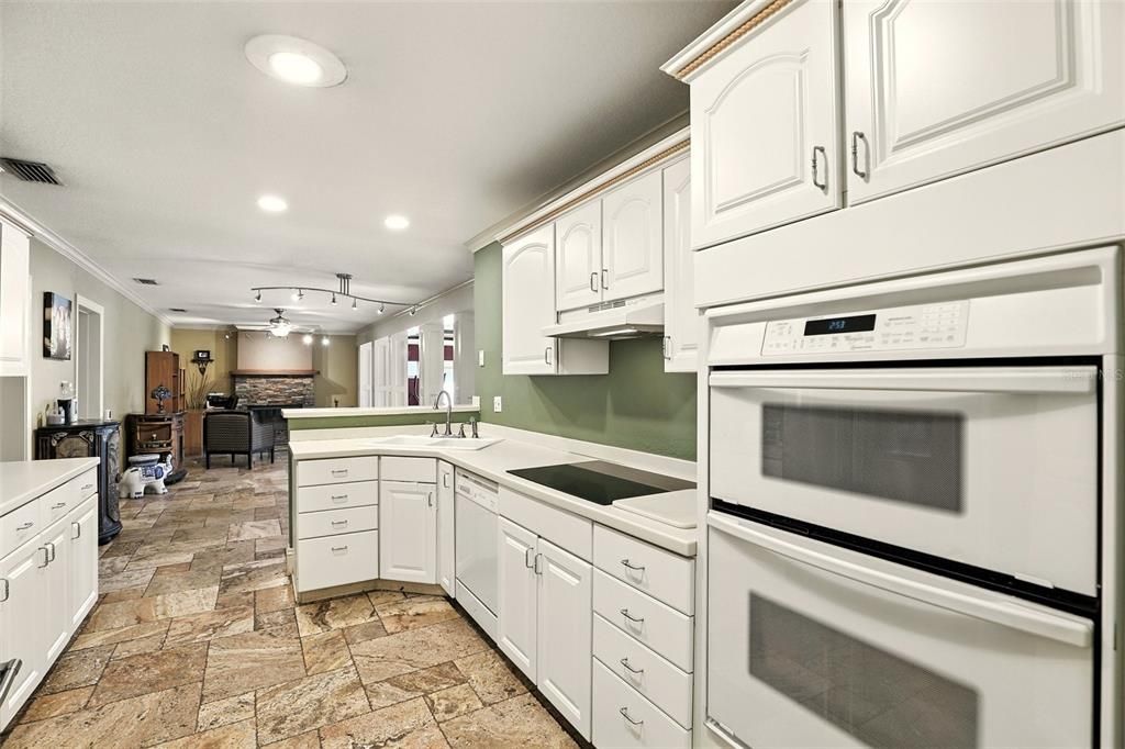 En Venta: $1,150,000 (4 camas, 3 baños, 2758 Pies cuadrados)