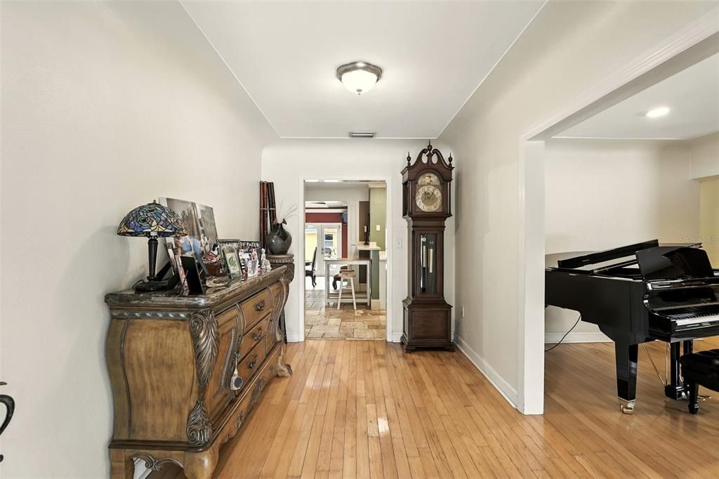 En Venta: $1,150,000 (4 camas, 3 baños, 2758 Pies cuadrados)