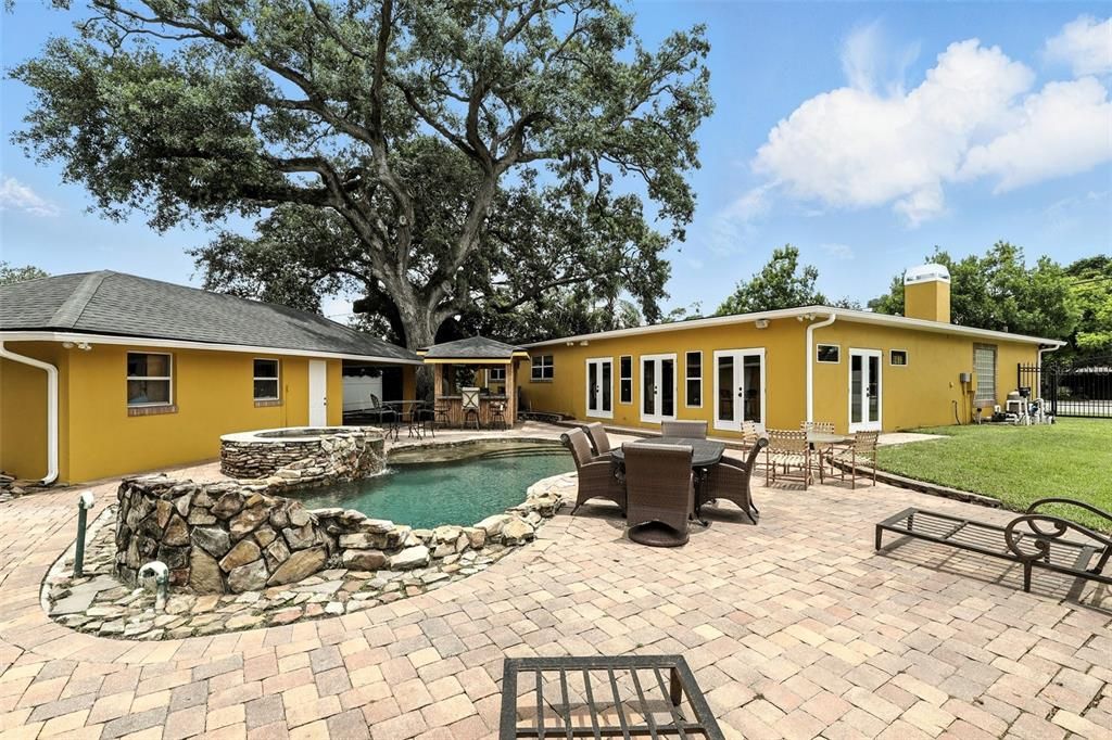 En Venta: $1,150,000 (4 camas, 3 baños, 2758 Pies cuadrados)