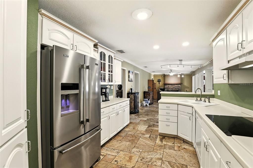 En Venta: $1,150,000 (4 camas, 3 baños, 2758 Pies cuadrados)