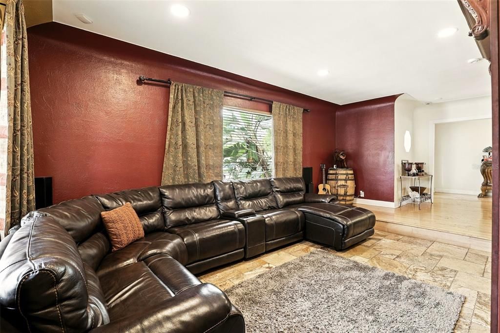 En Venta: $1,150,000 (4 camas, 3 baños, 2758 Pies cuadrados)