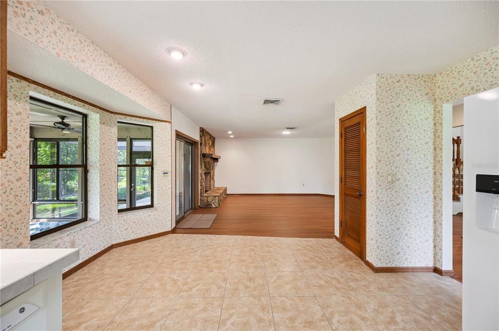 Active With Contract: $489,900 (3 beds, 2 baths, 2489 Square Feet)