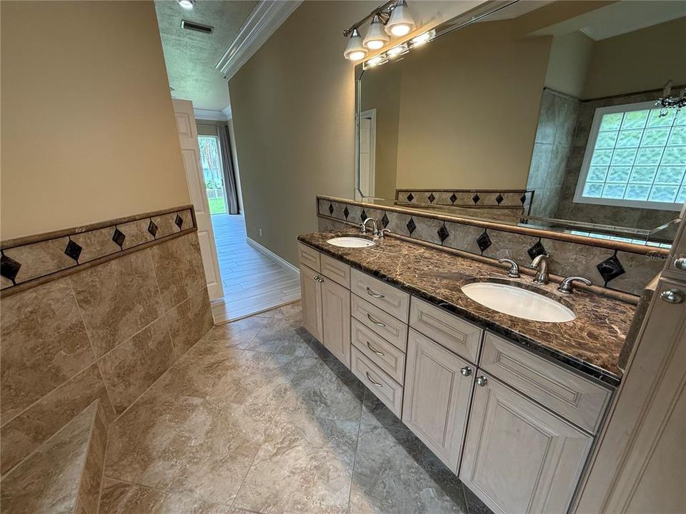 For Rent: $4,800 (4 beds, 2 baths, 2415 Square Feet)