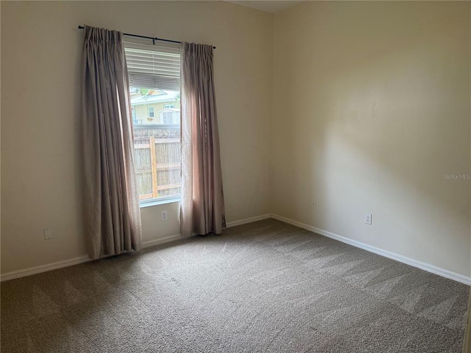 Guest bedroom 4 w/ newer carpet