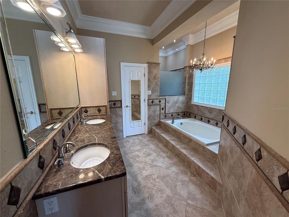 Primary bath w/ double vanity and jetted tub
