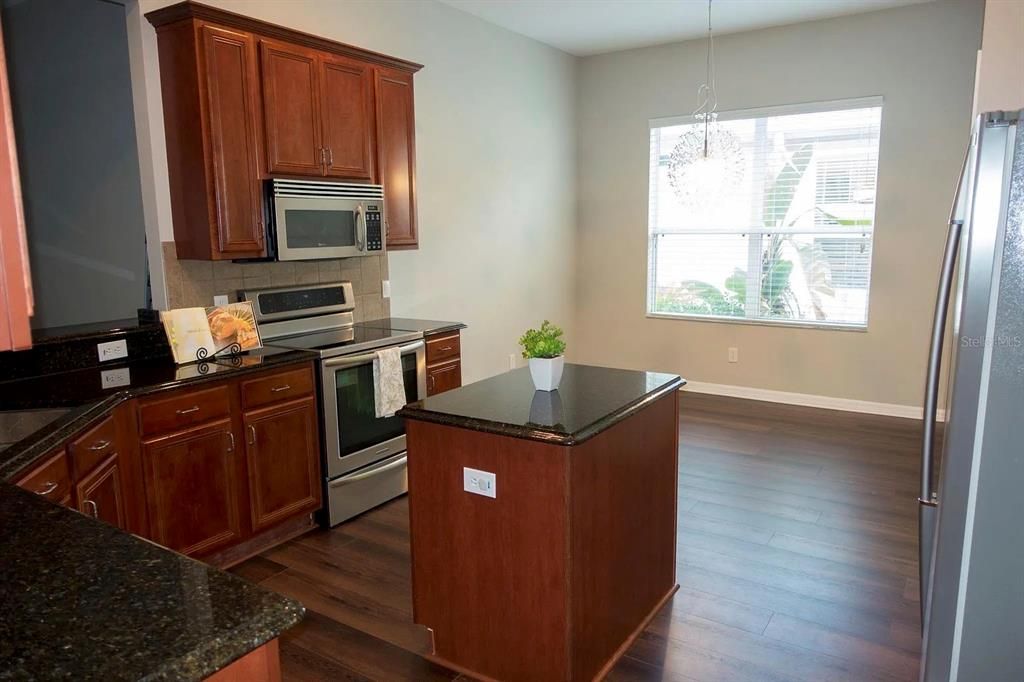 Activo con contrato: $2,800 (4 camas, 2 baños, 2367 Pies cuadrados)