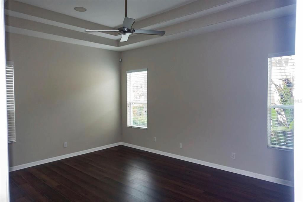 Activo con contrato: $2,800 (4 camas, 2 baños, 2367 Pies cuadrados)